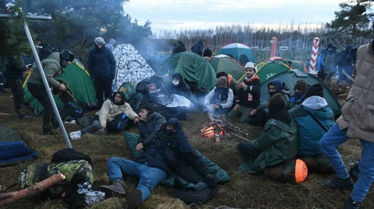 O nouă zi a dezastrului umanitar. Un grup de migranți a reușit să treacă granița cu Polonia, alții construiesc adăpost