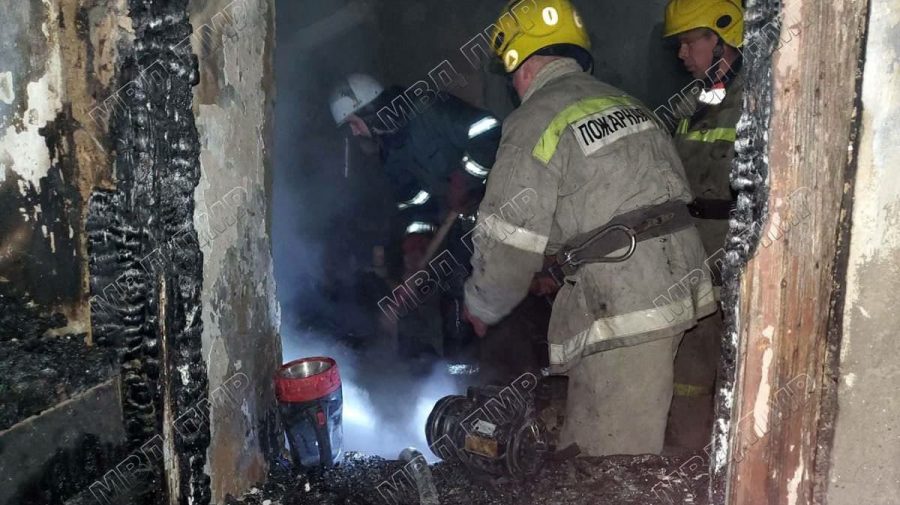 FOTO, VIDEO Acoperișul și tavanul unei locuințe, distruse de flăcări. Pompierii au depistat și un cadavru