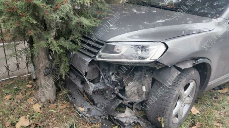 FOTO Un automobil Ford, „aruncat” la 20 de metri de locul accidentului. Șoferul, transportat la spital