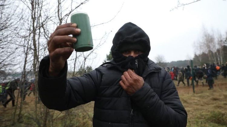 VIDEO Tensiunea de la granița Poloniei cu Belarus crește. Forțele poloneze sunt atacate cu pietre și grenade