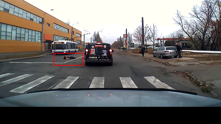 VIDEO Momentul în care un pieton este „luat” pe sus, în Chișinău. Ce spune poliția