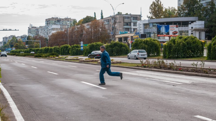 Pietonii, „spaima” conducătorilor auto! Minor din Ialoveni, lovit în plin de un automobil