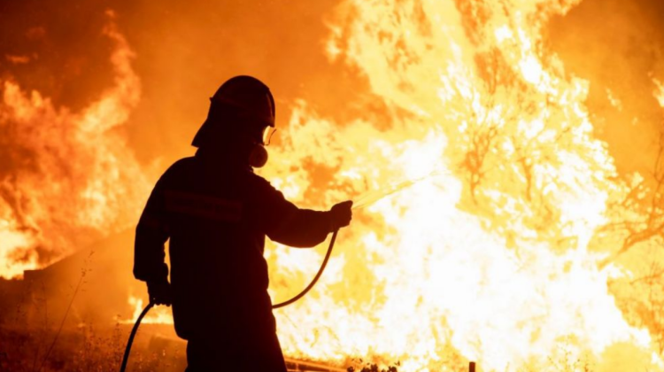 Au fost la un pas de tragedie! Zeci de persoane – salvate de pompieri în urma incendiilor