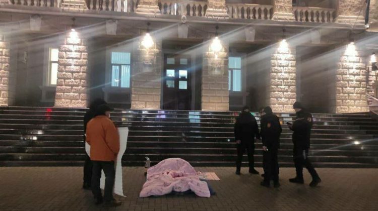 Și-a amenajat aseară un pat în fața MAI! Protestul unui cetățean care-și dorea o discuție cu ministra