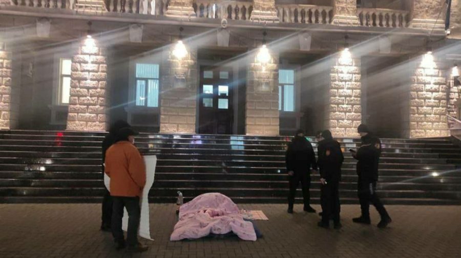 Și-a amenajat aseară un pat în fața MAI! Protestul unui cetățean care-și dorea o discuție cu ministra