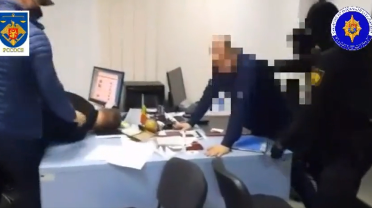 STOP CADRU Momentul în care angajații Biroului Migrație și Azil din Bălți sunt „luați” pe sus de ofițerii SIS