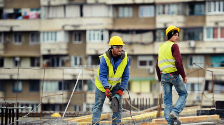 Criză de muncitori! Guvernul român majorează numărul lucrătorilor străini. Câți moldoveni muncesc legal peste Prut