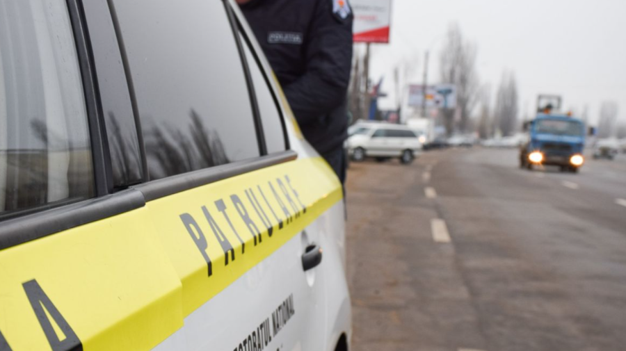 VIDEO SCANDAL în trafic! Un șofer s-a luat la harță cu inspectorii de patrulare. Motivul halucinant
