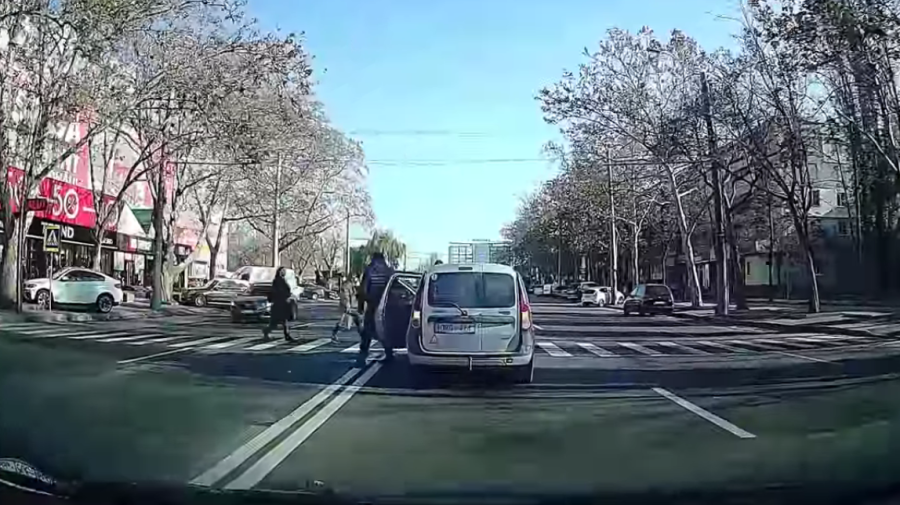 STOP CADRU Lifehack de la un șofer din Capitală! Și-a lepădat mașina chiar în mijlocul străzii. Ce s-a întâmplat după