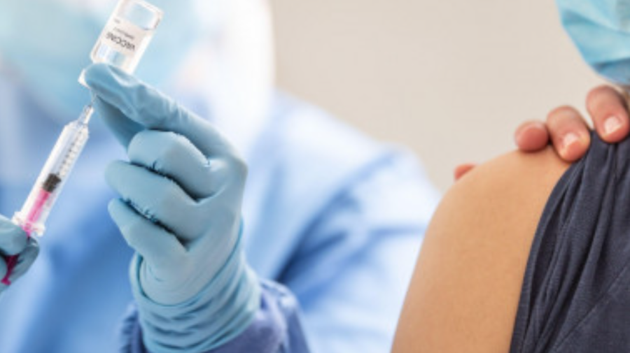 Persoanele nevaccinate, căutate şi convinse să se imunizeze. Avertizarea OMS privind noua tulpină africană de COVID