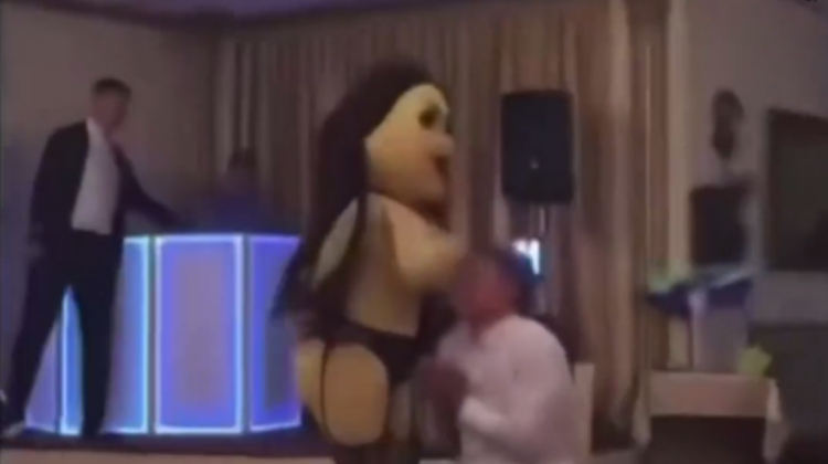 VIDEO 18+ Dansul unei păpuși goale de la o nuntă din Rusia a lăsat cu gura căscată tot Internetul