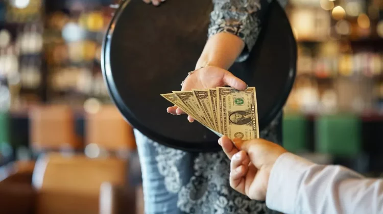 Incredibil! O chelneriță a fost concediată după ce a primit un bacșiș de peste 4 mii de dolari