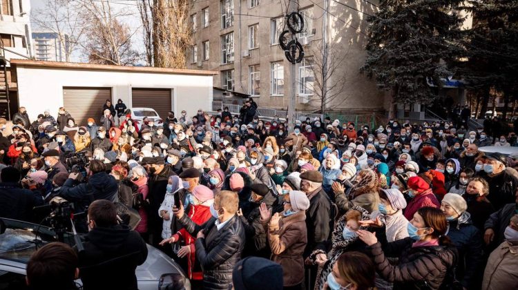 VIDEO Protest de amploare la Bălți! Oamenii manifestează în fața Judecătoriei și cer dreptate pentru Marina Tauber