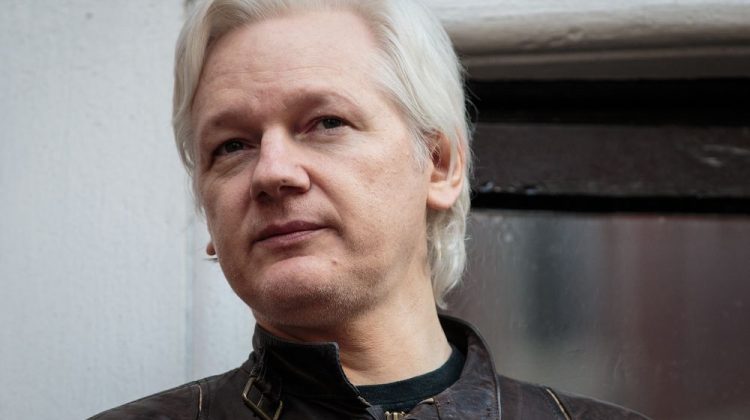 Fondatorul WikiLeaks, Julian Assange, acuzat de spionaj, poate fi extrădat în SUA