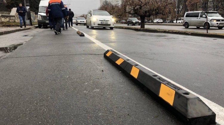 FOTO Bani aruncați în vânt?! Delimitatoarele de pe bd Dacia, lăudate de Ceban câteva zile în urmă, distruse