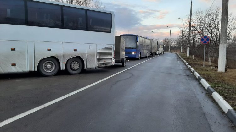 FOTO ATENȚIE! Se atestă trafic intensiv de autobuze și microbuze la frontiera Leușeni, pe sensul de intrare în țară
