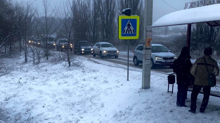 VIDEO, FOTO Iarna a luat din nou prin surprindere autoritățile, iar drumurile din țară sunt un calvar pentru șoferi