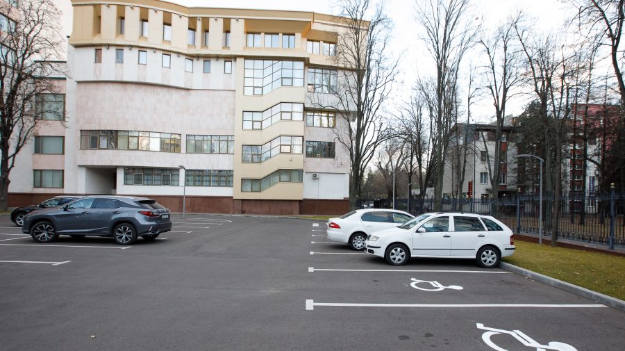 FOTO/VIDEO Mai accesibil, mai prietenos cu persoanele cu dizabilități! Parlamentul și-a revăzut „infrastructura”