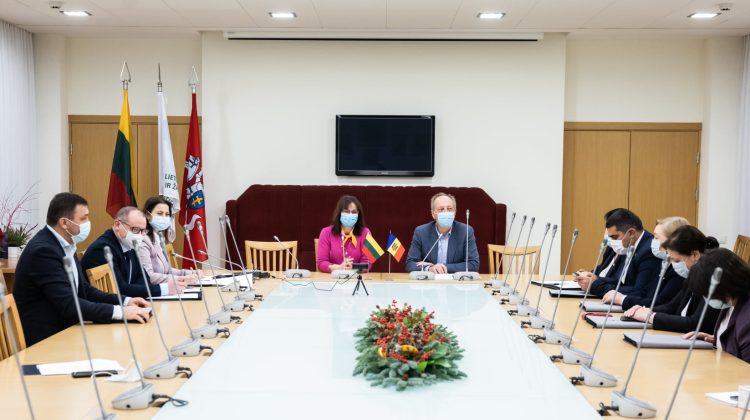 FOTO Deputați moldoveni, în Parlamentul Lituaniei. Printre parlamentari – și un ales al Adunării Populare din Găgăuzia