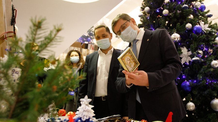 FOTO VIDEO Deputații, în rol de Moș Crăciun. Au donat și cumpărat lucruri create de copii din centrele sociale