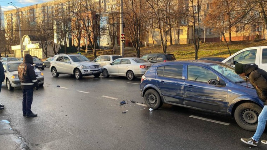 VIDEO Accident cu implicarea a cinci mașini, pe strada Albișoara. Poliția la la fața locului