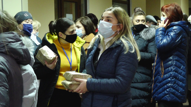 VIDEO Reprezentanții secțiilor de vot au făcut coadă la CECE Bălți pentru a restitui buletinele de vot
