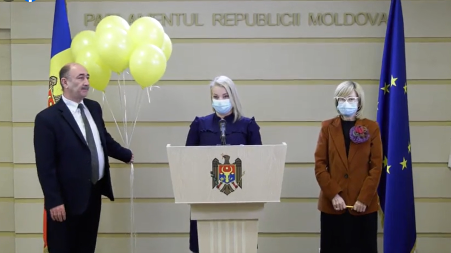 VIDEO Comuniștii au evaluat activitatea primului an de mandat al Maiei Sandu prin „baloane”. Le-au spart în Parlament