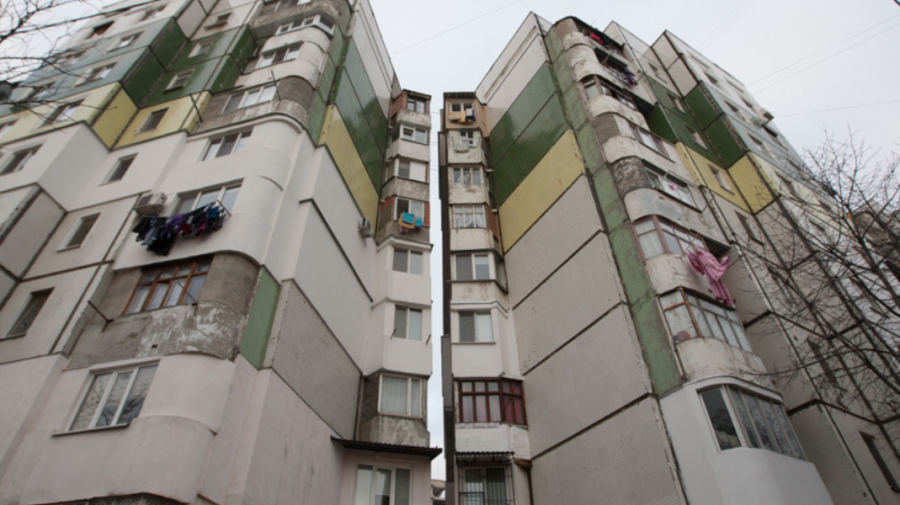 VIDEO 18+ Cutremurător! Momentul în care o tânără din Moscova sare de la etajul 4 pentru a scăpa de violatorul ei