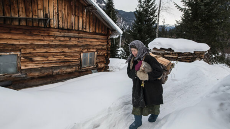 VIDEO INCREDIBIL Femeia care trăiește de 77 de ani în pustiul siberian. Face focul cu cremene și este prietenă cu urșii