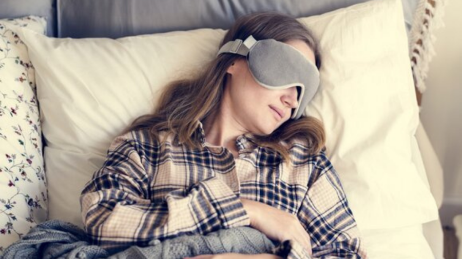 Haina în care dormi poate fi sursa unui somn prost! Ce fel de textile ne recomandă dermatologii