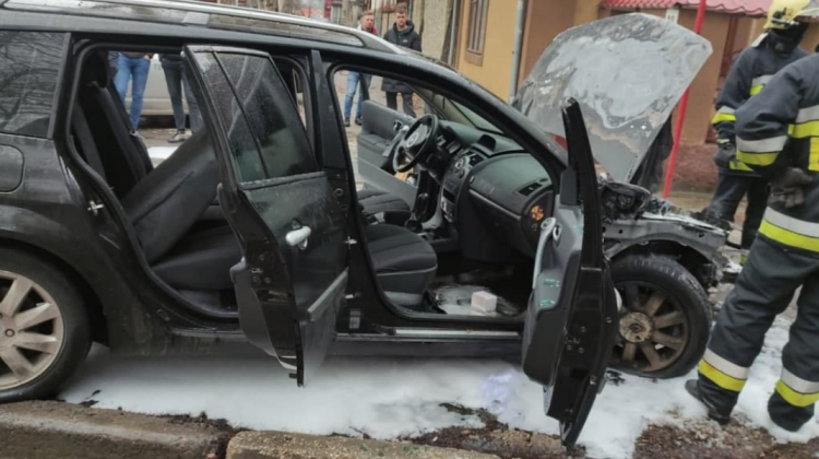 FOTO O mașină a luat foc în capitală. Pompierii IGSU au intervenit pentru a stinge flăcările