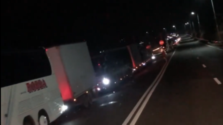 VIDEO Coadă infernală la vama Albița! Oamenii au stat în rând pentru a intra în România. Unii au făcut cale întoarsă