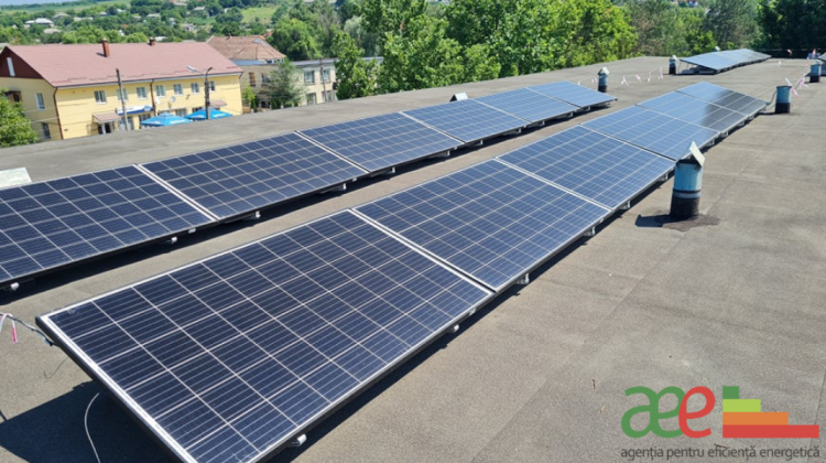 VIDEO Mai multe panouri fotovoltaice au fost instalate pe acoperișul Complexului Sportiv din satul Gura Galbenei