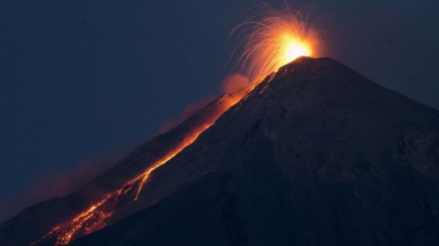IMAGINI DE GROAZĂ! Un vulcan a erupt în Indonezia. Cel puțin o persoană a murit, iar 41 au fost rănite
