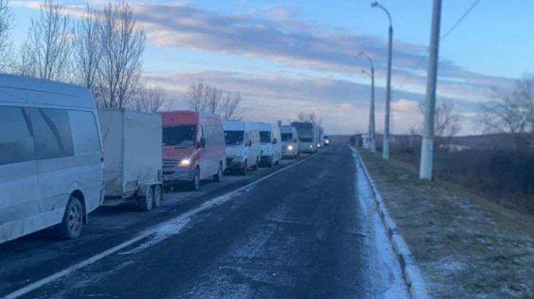 FOTO Coadă interminabilă la vama Leușeni! Șoferii de autocare și microbuze, nevoiți să aștepte pentru a intra în țară
