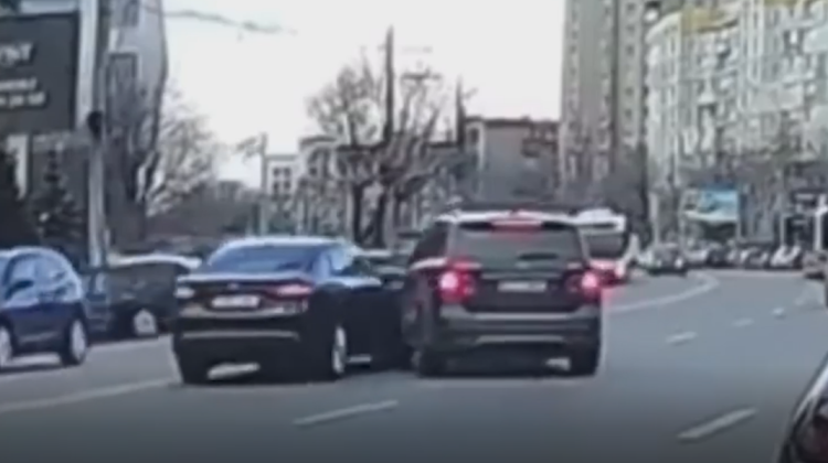 VIDEO A semnalizat schimbarea benzii în timp ce s-a lovit cu o mașină. De ce șoferii au nevoie de oglinzi retrovizoare