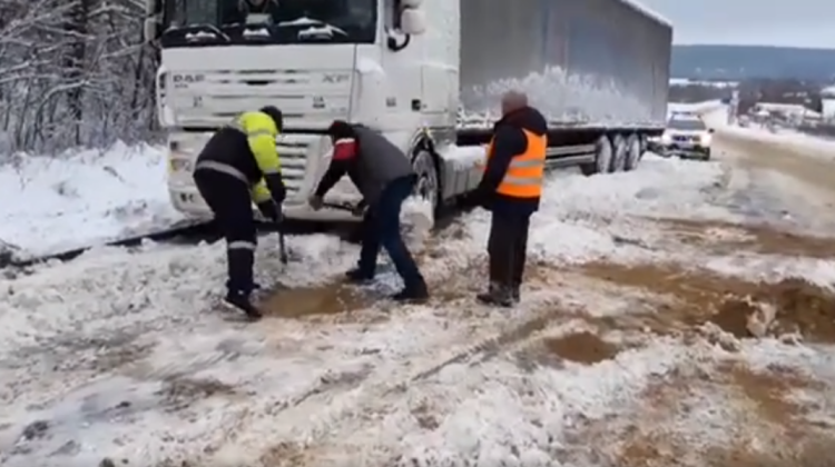 VIDEO Un autocamion a rămas blocat în urma ninsorii abundente! INSP a intervenit prompt la fața locului