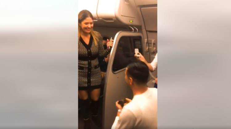 VIDEO Emoționant! „Vrei să fii soția mea?” O moldoveancă a fost cerută în căsătorie printre nori, la bordul unui avion