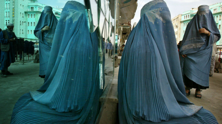 Talibanii le interzic femeilor să călătorească neînsoţite. Care este distanța pe care o pot parcurge singure