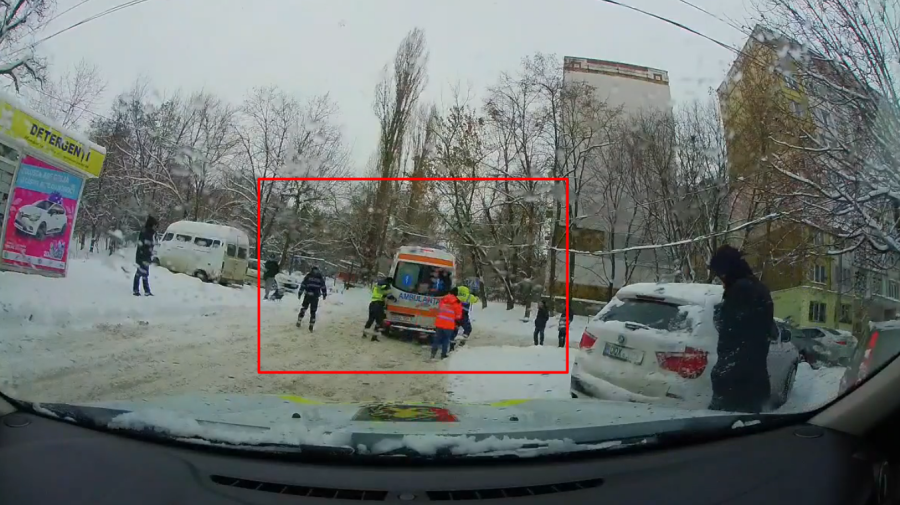 VIDEO O ambulanță, care se deplasa la pacient, blocată în nămeți. A fost deszăpezită de ofițerii INSP