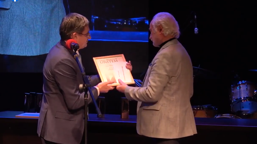 Un actor și-a primit diploma „Gala Premiilor UNITEM” din mâinile lui Grosu: Eu în fiecare zi de joi intru pe o scenă