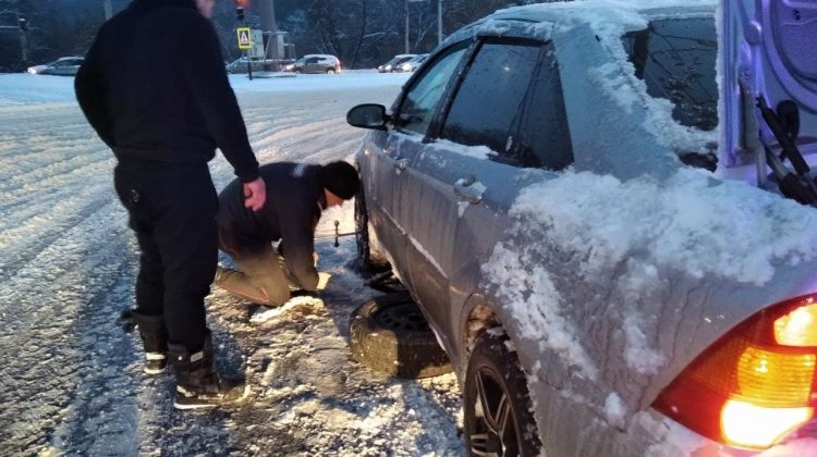 Sfaturi utile! Greșeala pe care o fac toți șoferii iarna atunci când pornesc motorul