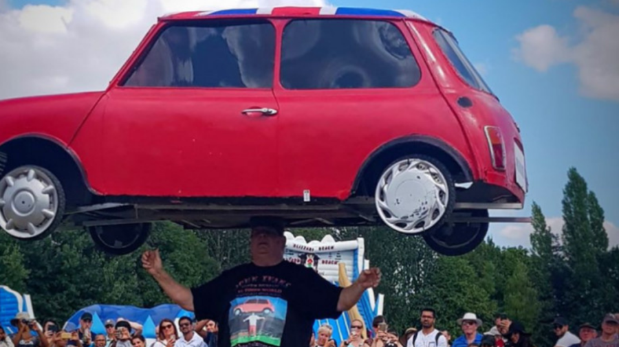VIDEO Povestea bărbatului care deține 98 de recorduri mondiale. A ținut un automobil Mini pe cap timp de 33 de secunde