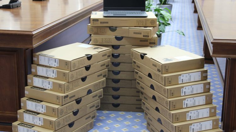 Circa 10 000 de laptopuri, din proprietatea Guvernului – în cea a administrațiilor locale