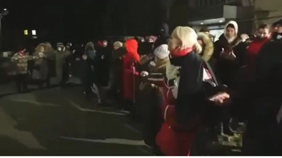 VIDEO După ce au protestat toată ziua în fața Judecătoriei Bălți, Marina Tauber și susținătorii săi au dansat