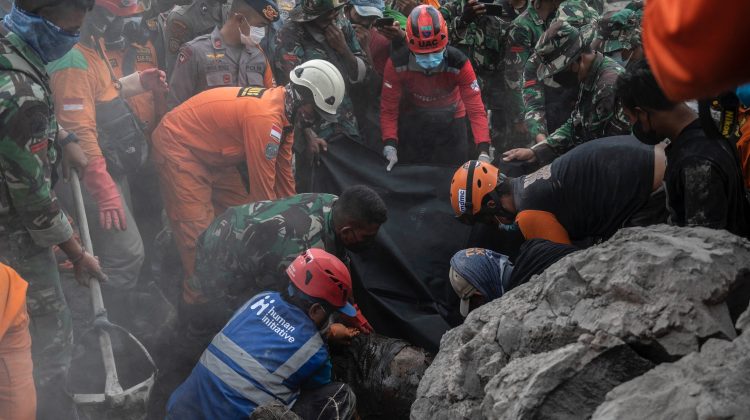 GALERIE FOTO Nou bilanț înfricoșător al erupției vulcanului din Indonezia: 15 morți și aproape 70 de răniți