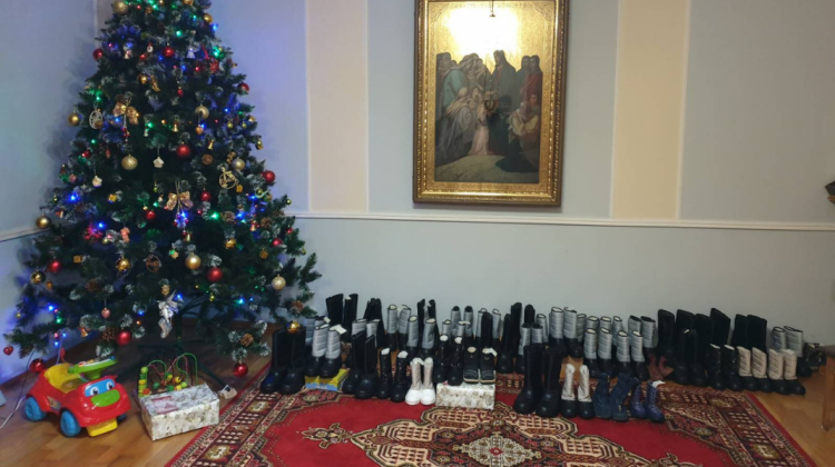 Peste o sută de copii din familii social vulnerabile au primit câte o pereche de cizme și cadouri, de Sfântul Nicolae