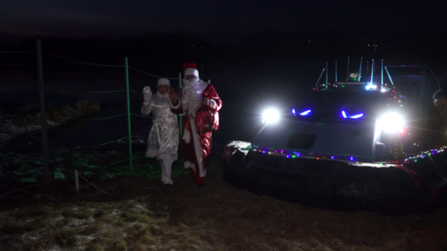 VIDEO | Moș Crăciun și Crăciunița, observați la granița dintre Moldova și Ucraina. Aveau și daruri