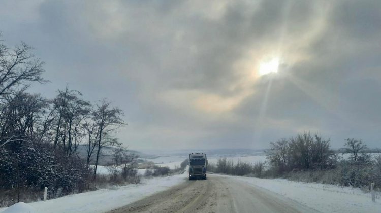 Urgia stăpânește Moldova. Drumarii și salvatorii, în continuare în alertă. Situația drumurilor din țară