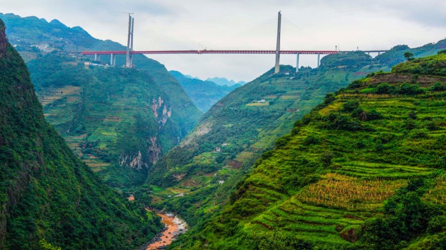 GALERIE FOTO În doar 3 ani, China a construit cel mai înalt pod de înălțimea unei clădiri cu 200 de etaje